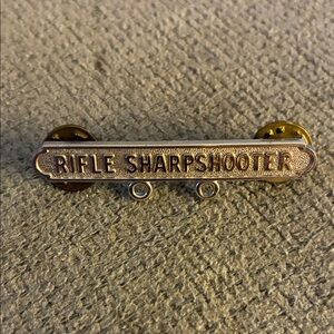 Rifle Sharpshooter Pin